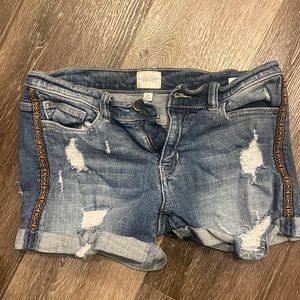Id23 jean shorts size 28